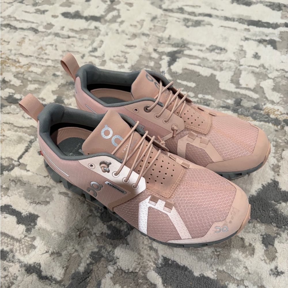 On cloud shoes women’s size 7